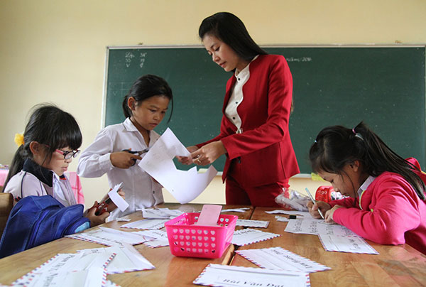 Cô Trần Thị Hải Yến và các em học sinh trang trí lớp học rộng chỉ 24 m2 để chuẩn bị cho năm học mới