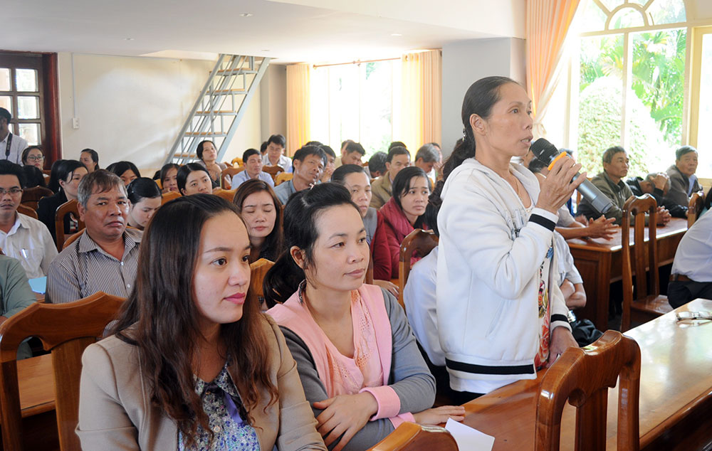 Cử tri huyện Bảo Lâm phát biểu ý kiến, kiến nghị đến ĐBQH tại buổi tiếp xúc. Ảnh: DUY DANH