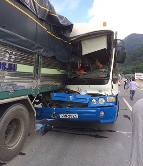 Hiện trường chiếc xe khách được xe tải anh Bắc dìu xuống đèo Bảo Lộc an toàn