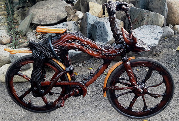 Chiếc xe đạp độc đáo của ông Sơn được làm hoàn toàn bằng gỗ