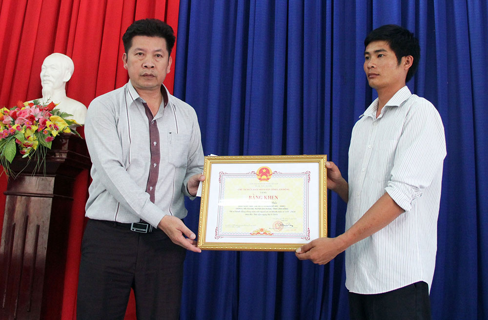 Ông Trương Hữu Hiệp, Giám đốc Sở GTVT Lâm Đồng trao Bằng khen của Chủ tịch UBND tỉnh cho anh Phan Văn Bắc