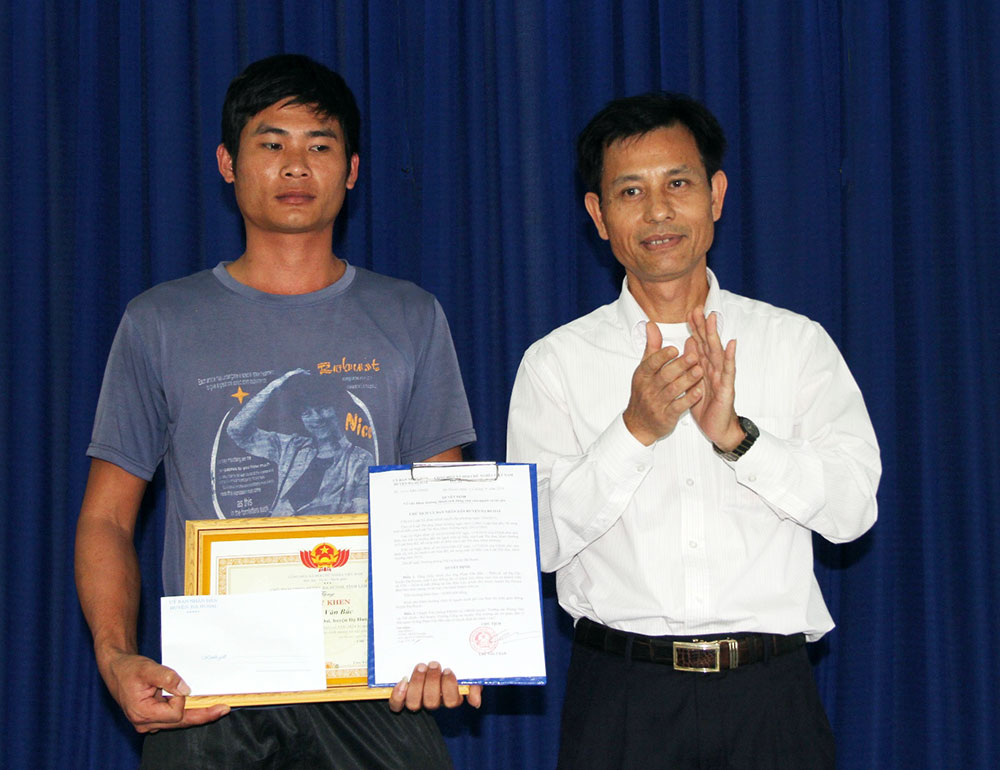 UBND huyện Đạ Huoai trao giấy khen cho anh Phan Văn Bắc