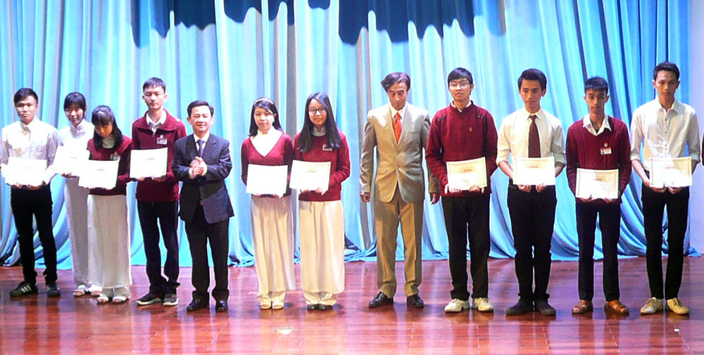 Phó Chủ tịch UBND tỉnh Lâm Đồng Phan Văn Đa cùng Giáo sư Odon Vallet trao học bổng cho học sinh sinh viên tại buổi lễ   