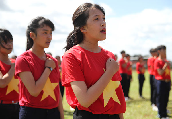 Các em học sinh Trường THPT Lộc Thành hát Quốc ca. Đây là đơn vị đoạt giải nhì tại Hội thi hát Quốc ca và đồng diễn