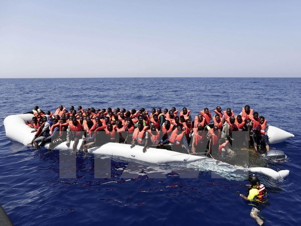 Người di cư sau khi được lực lượng bảo vệ bờ biển Italy cứu tại khu vực ngoài khơi Libya ngày 18/8. (Nguồn: EPA/TTXVN)