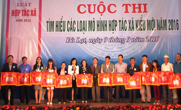 Lãnh đạo Liên minh HTX Lâm Đồng và thành phố Đà Lạt tặng cờ lưu niệm cho 16 đội thi