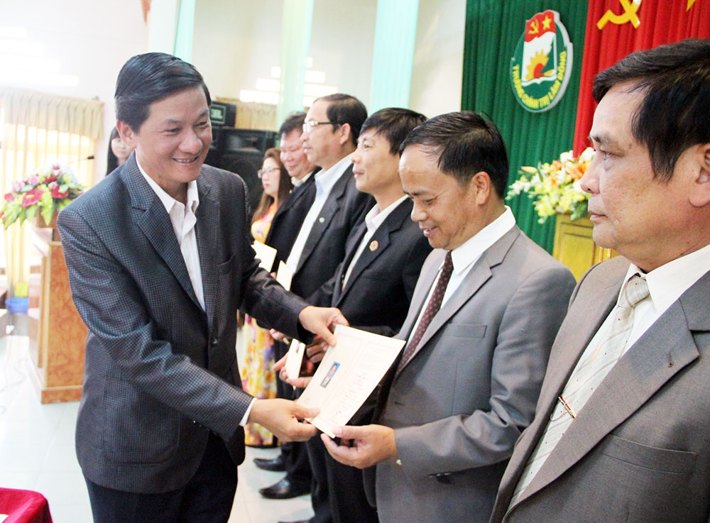 Đồng chí Trần Đức Quận - Phó Bí thư Thường trực Tỉnh ủy, Chủ tịch HĐND tỉnh trao bằng tốt nghiệp cho các học viên