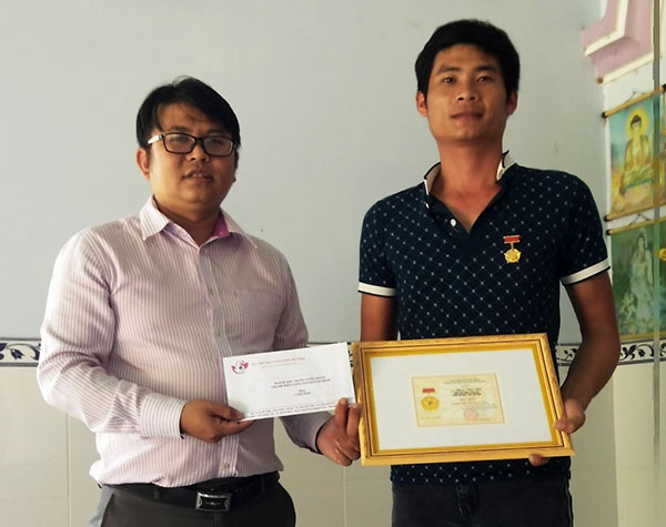 Trao Huy hiệu Tuổi trẻ dũng cảm cho anh Phan Văn Bắc