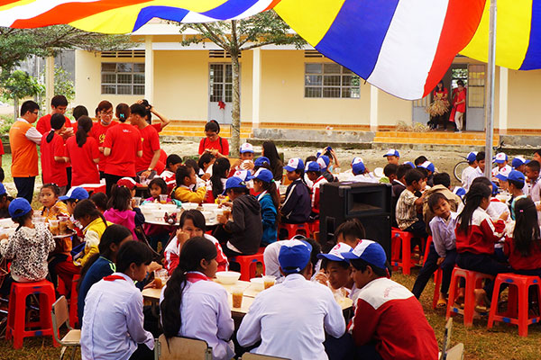 Sinh viên đến từ Trường Đại học Việt Đức đã mang đến nhiều niềm vui cho trẻ em ở xã Đạ Tồn (huyện Bảo Lâm) nhân dịp trung thu