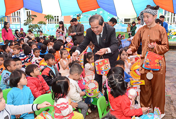 Bí thư Tỉnh ủy Nguyễn Xuân Tiến tặng quà trung thu cho các cháu Trường Mầm non Tà Nung