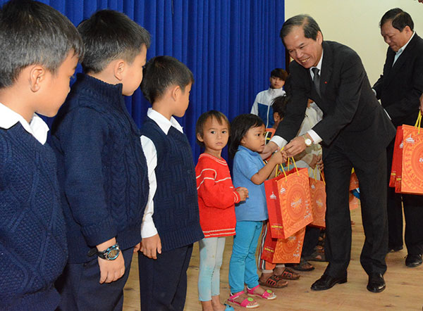 Bí thư Tỉnh ủy trao tặng quà Trung thu cho trẻ em nghèo có hoàn cảnh đặc biệt khó khăn tại xã Tà Nung