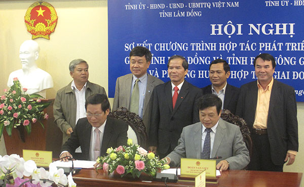 Chủ tịch Đoàn Văn Việt ( bên phải) và Chủ tịch Nguyễn Bốn ký kết thỏa thuận hợp tác giữa hai tỉnh