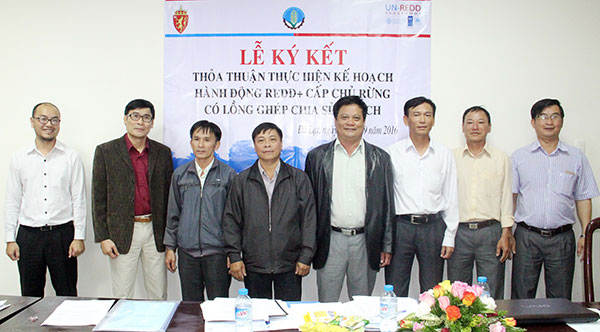 Lễ ký kết thỏa thuận giữa BQL Chương trình UN-REDD Lâm Đồng và các BQLRPH