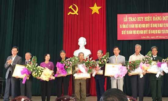 Trưởng Ban Tổ chức Tỉnh ủy Trần Duy Hùng trao Huy hiệu Đảng cho các đồng chí 50 năm tuổi Đảng