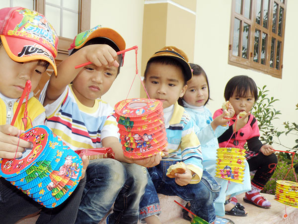 Trẻ em mầm non xã Đạ Chais, huyện Lạc Dương thích thú với món quà lồng đèn