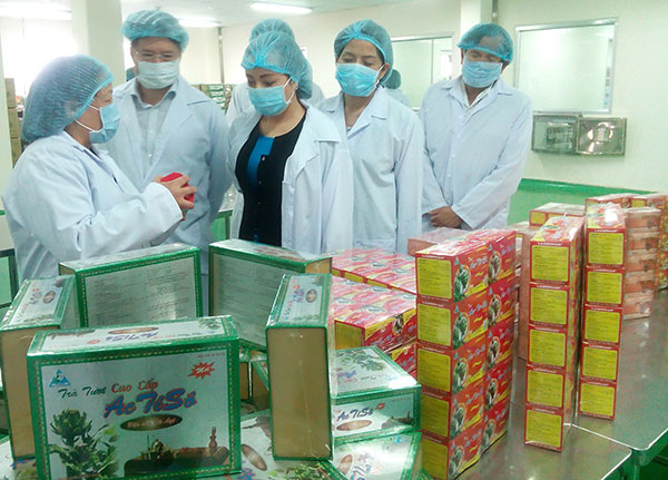 Bộ trưởng Bộ Y tế thăm Nhà máy Đông dược nghe giới thiệu các sản phẩm của LADOPHAR