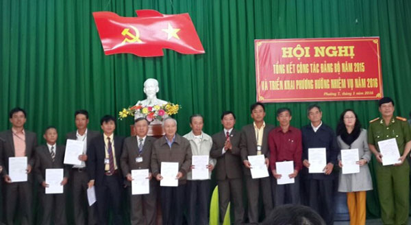 Các tập thể, cá nhân được Đảng bộ phường 7 khen thưởng vì có thành tích xuất sắc trong năm 2015