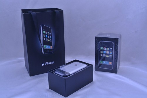 Một chiếc iPhone 2G nguyên bản đã bị bóc seal được bán với giá 6900 USD (hơn 153 triệu đồng) trên eBay.