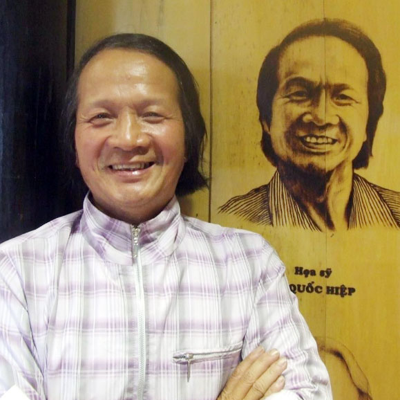 Chân dung họa sĩ Vi Quốc Hiệp với nụ cười hào sảng do nghệ nhân Huỳnh Thị Hà thể hiện được chính họa sĩ trân trọng và đánh giá cao