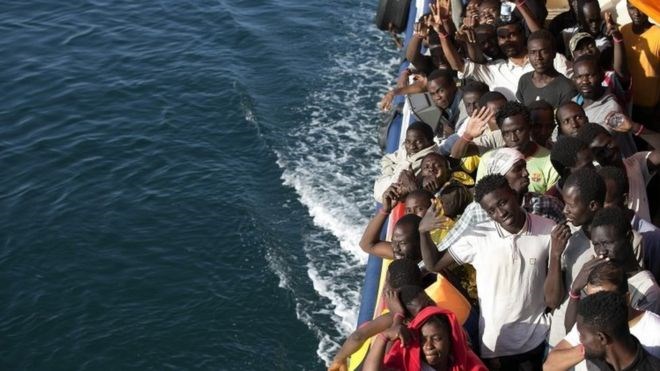 Người di cư trên hành trình vượt Địa Trung Hải. (Nguồn: AP)
