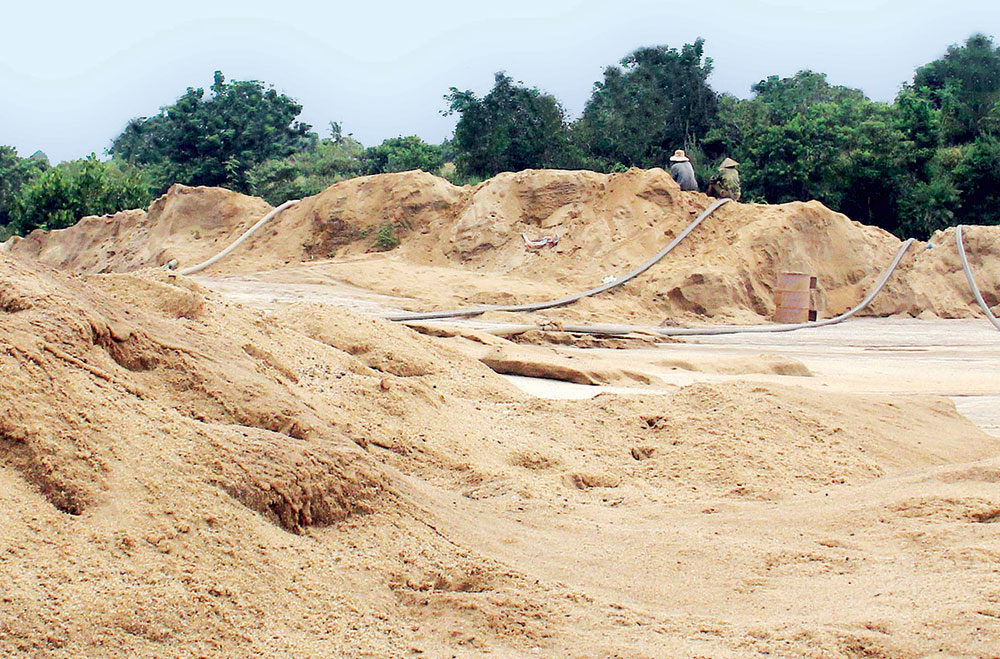 Bãi tập kết cát khai thác của Công ty cổ phần Công trình giao thông Đồng Nai trên địa bàn Cát Tiên
