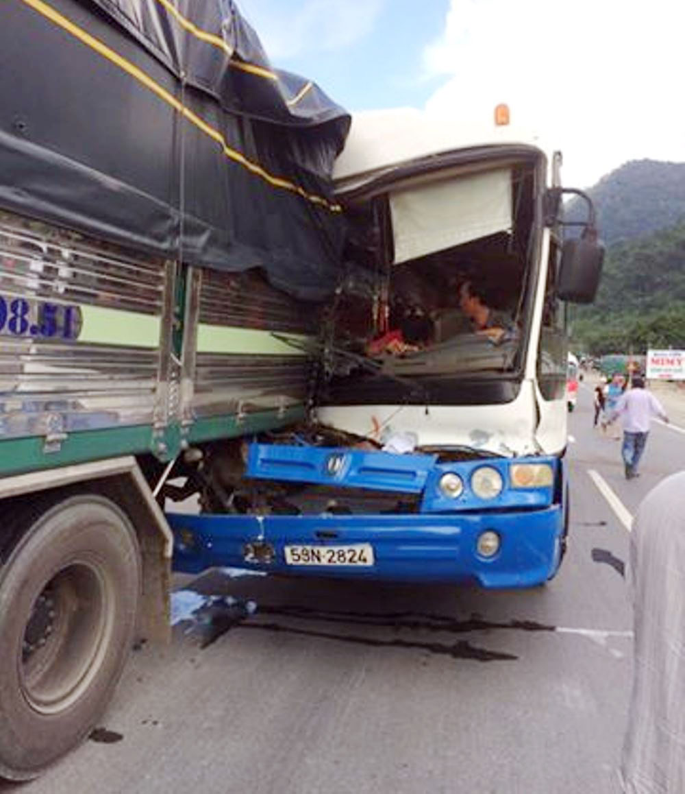 Hiện trường vụ xe tải cứu xe khách mất thắng trên đèo Bảo Lộc