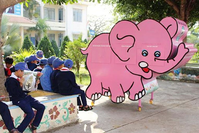 Thư viện di động là chú voi dưới bóng mát tại Trường Phổ thông DTNT Di Linh