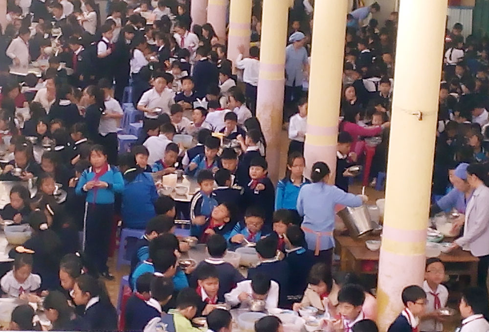 Bếp ăn tập thể của Trường Tiểu học Đoàn Kết Đà Lạt hàng ngày phục vụ 500 suất ăn đảm bảo về ATVSTP