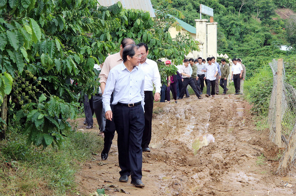 Bí thư tỉnh ủy Nguyễn Xuân Tiến đi kiểm tra thực tế tại khu vực dự án định cư dân di cư tự do Đạ M Pô