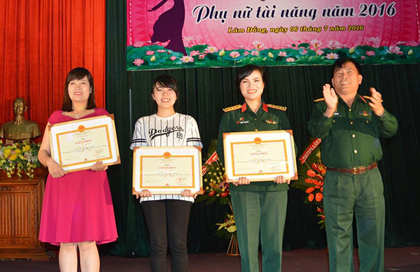 Thượng úy Nguyễn Thị Thanh Loan (người phụ nữ mặc quân phục) nhận Giấy khen của Học viện trong “Hội thi Phụ nữ tài năng năm 2016” do Học viện tổ chức