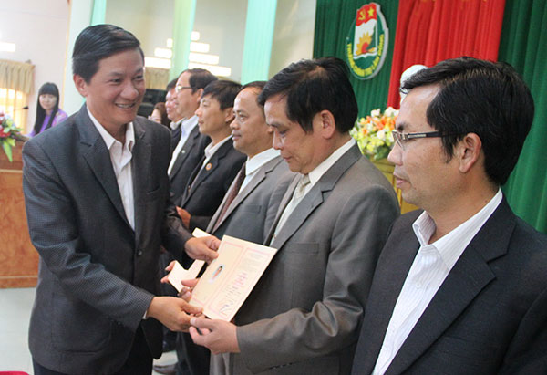 Đồng chí Trần Đức Quận - Phó Bí thư Thường trực Tỉnh ủy, Chủ tịch HĐND tỉnh trao bằng tốt nghiệp cho các học viên