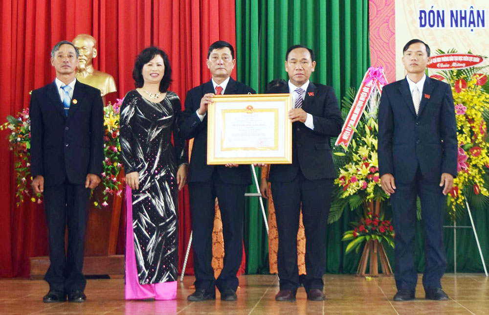 Lãnh đạo xã Tân Hội đón nhận Huân chương lao động hạng Nhì của Chủ tịch nước