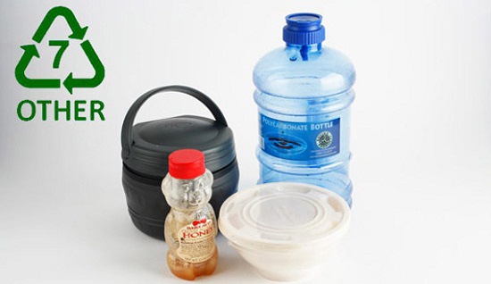 PC được sử dụng rất phổ biến, nhất là làm chai sữa, cốc dùng một lần. Sản phẩm chứa loại nhựa này có chứa BPA rất nguy hiểm, có thể phân giải ra chất gây ung thư.