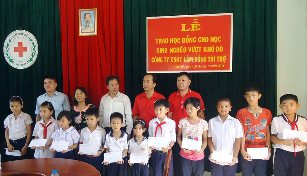 Hội Chữ thập đỏ tỉnh trao học bổng và nhà tình thương tại các huyện