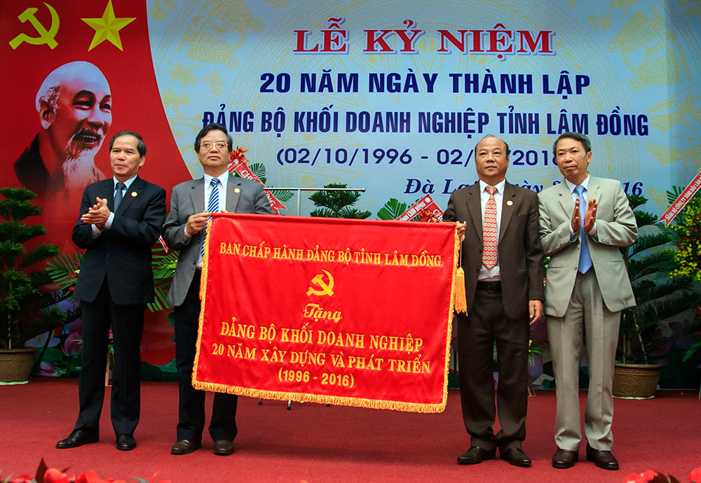 Đồng chí Nguyễn Xuân Tiến thay mặt BTV Tỉnh ủy trao tặng bức trướng cho Đảng bộ Khối Doanh nghiệp 