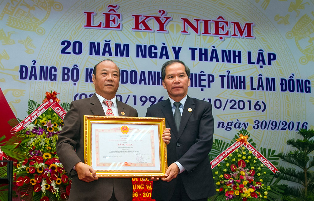 Bí thư Tỉnh ủy trao Bằng khen của Thủ tướng Chính phủ cho Đảng bộ Khối Doanh nghiệp