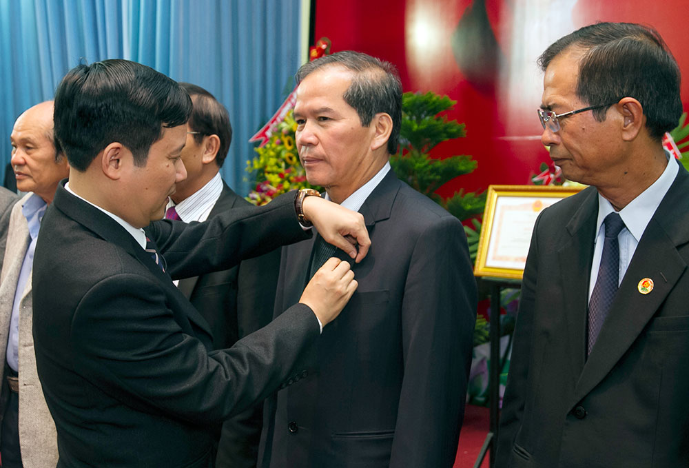 Trao Kỷ niệm chương vì sự nghiệp xây dựng Đảng trong doanh nghiệp Việt Nam cho các cá nhân