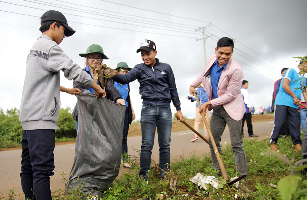 Đoàn viên, thanh niên thu gom rác thải trên tuyến đường vào xã B’Lá    