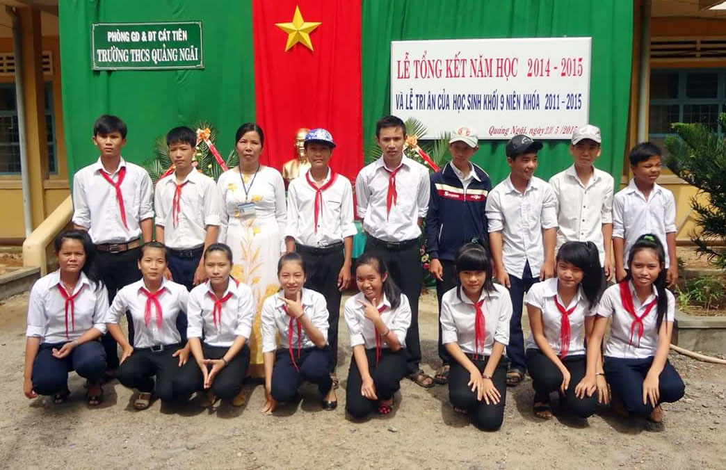Cô giáo Nguyễn Thị Ánh Kiều (hàng sau thứ ba bên trái sang) cùng học trò trong một buổi lễ tại trường