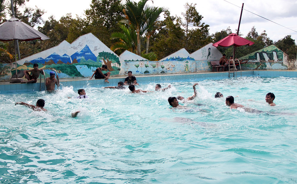 Học sinh Trường THPT Lộc Phát trong giờ học bơi