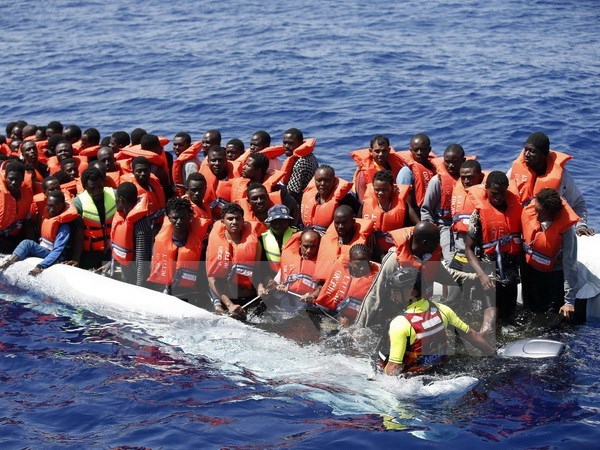 Tàu của lực lượng cứu hộ giải cứu người di cư ngoài khơi bờ biển Libya ngày 18/8 vừa qua. (Ảnh: EPA/TTXVN)