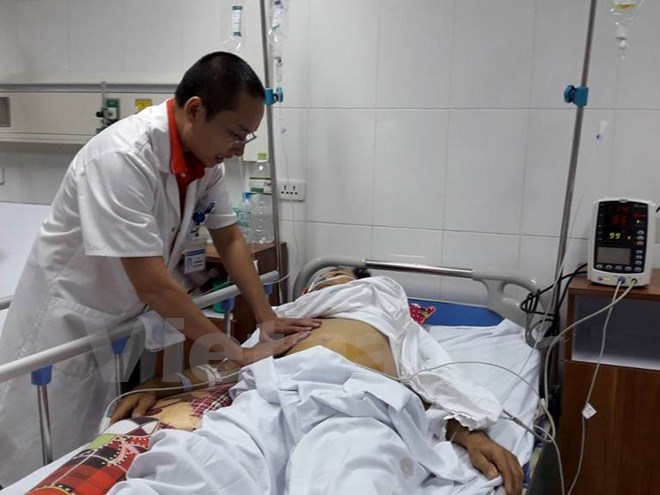 Bác sỹ điều trị cho bệnh nhân mắc bệnh về dạ dày tại Bệnh viện Hữu nghị Việt Đức. (Ảnh: T.G/Vietnam+)