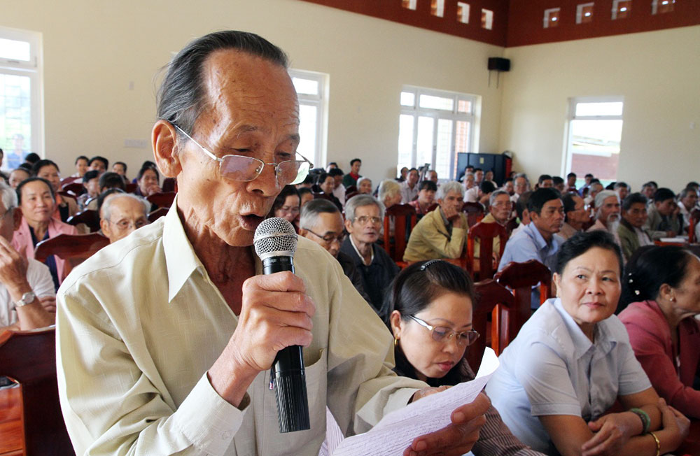 Cử tri phường B’Lao (TP Bảo Lộc) phát biểu ý kiến tại buổi tiếp xúc với Đoàn ĐBQH 