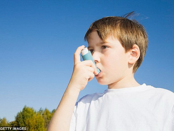 Bố hút thuốc, con cái có nguy cơ mắc hen suyễn cao gấp 3 lần