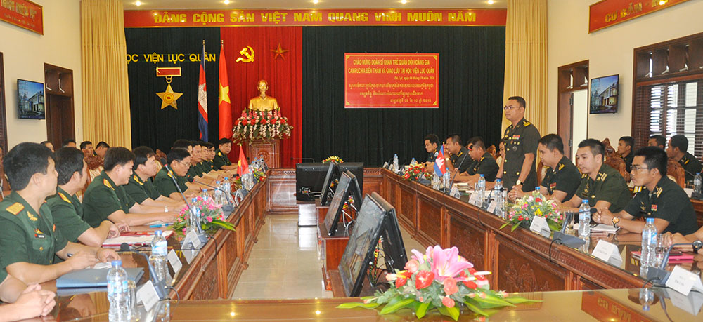 Đoàn sỹ quan trẻ Quân đội Hoàng gia Campuchia thăm và giao lưu tại Học viện Lục quân