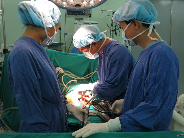 Một ca phẫu thuật cắt ung thư đại tràng cho bệnh nhân