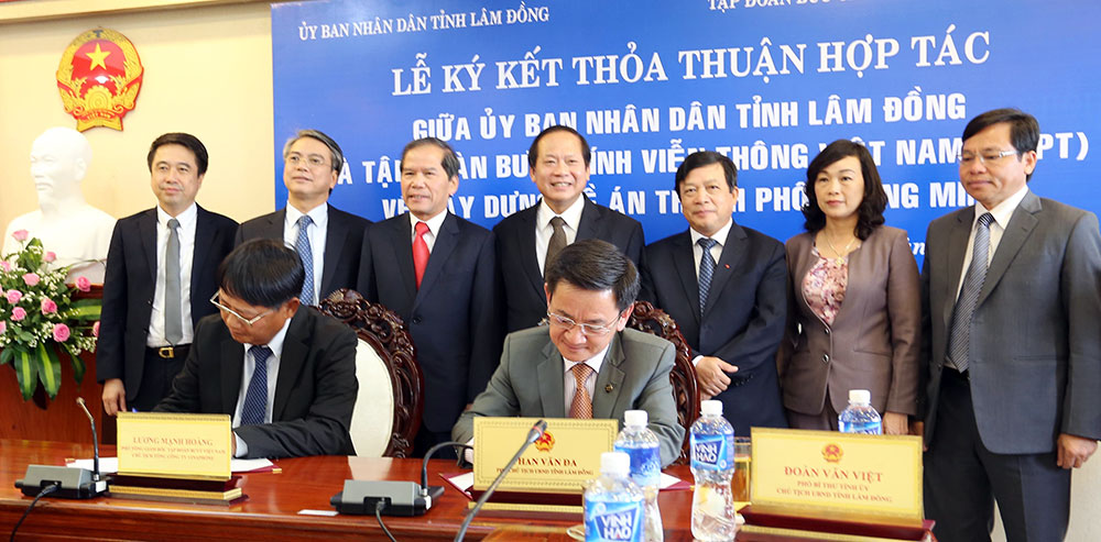 Đại diện lãnh đạo UBND tỉnh Lâm Đồng và Tập đoàn Bưu chính Viễn thông Việt Nam ký kết biên bản hợp tác