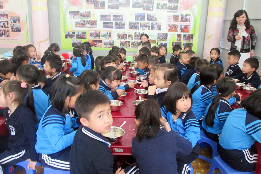 Bữa ăn trưa của các em học sinh Trường Đoàn Thị Điểm
