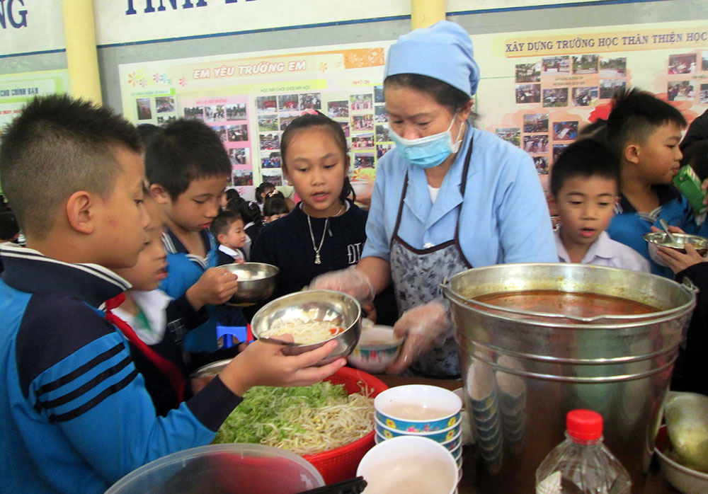 Các nhân viên phục vụ được trang bị trang phục nhằm đảm bảo ATVSTP trong bữa ăn của các em học sinh tiểu học