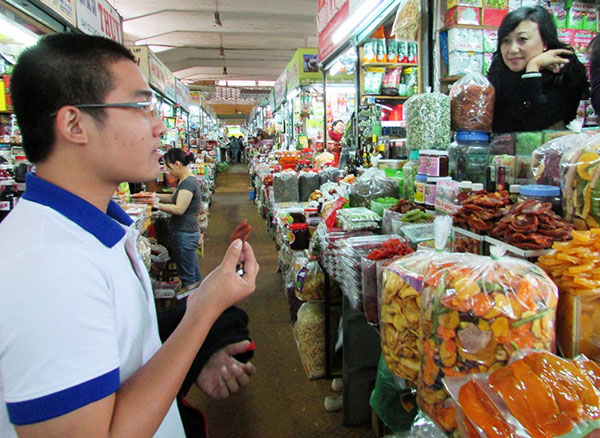 Phần lớn quầy hàng đặc sản Đà Lạt đều ký cam kết đảm bảo an toàn thực phẩm. Ảnh: Văn Việt 
